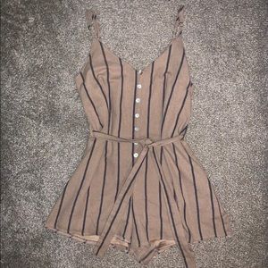 Tan Striped Romper with a Tie Belt
▫️Brand: She + Sky
▫️Size: Large